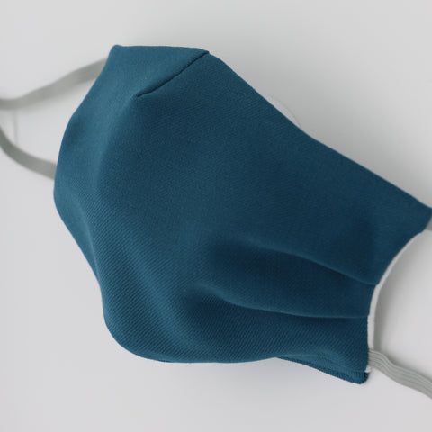 両脇のタックはやわらかな印象をもたらすとともに、十分なゆとりを確保します。